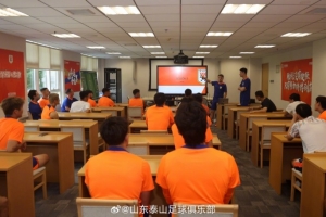 泰山足校西班牙籍青訓總監(jiān)埃里克，對球隊前一天訓練進行復盤總結